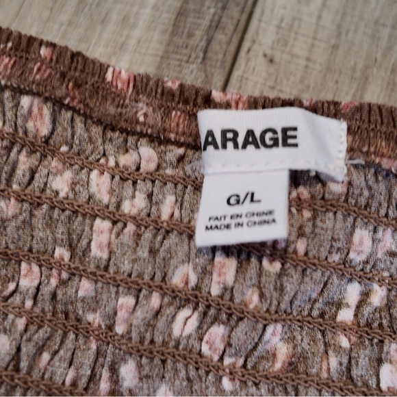 Super Cute Floral Garage Top with beautiful shoulder detailing - Picture 4 of 6